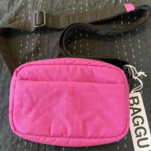 BAGGU Camera Crossbody in EXTRA PINK! Great condition with TAG!